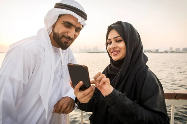 Arabic couple dating in Dubai — 图库照片