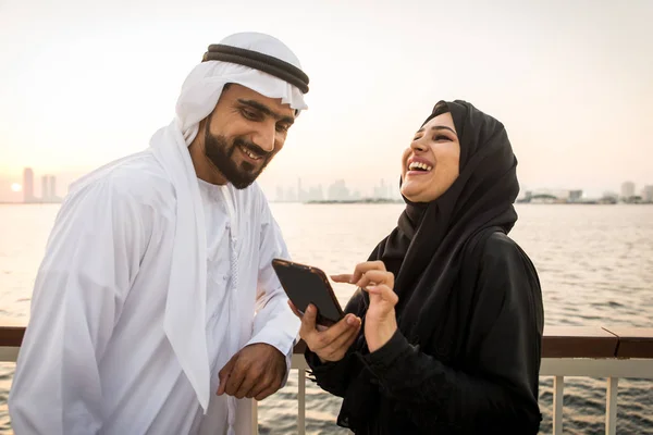 Arabic couple dating in Dubai — 图库照片