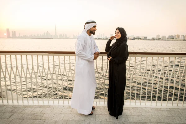 Arabic couple dating in Dubai — Stockfoto