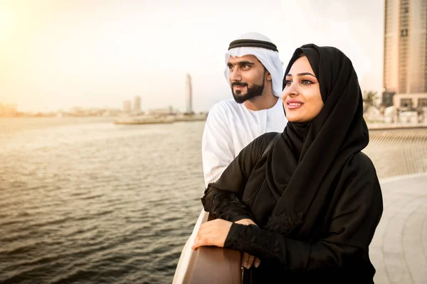 Parejas árabes citas en Dubai —  Fotos de Stock