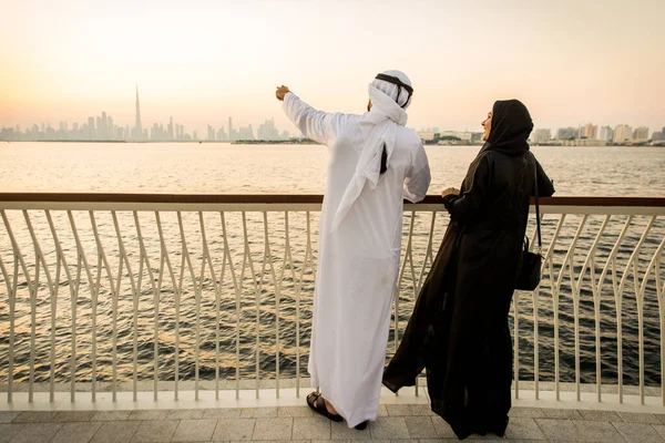 Αραβικό ζευγάρι χρονολογείται στο Ντουμπάι — Φωτογραφία Αρχείου
