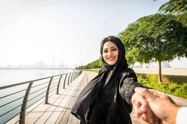 Arabic couple dating in Dubai — 图库照片