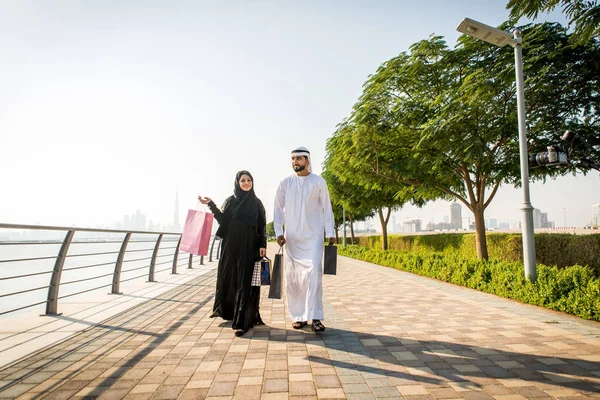 Parejas árabes citas en Dubai — Foto de Stock