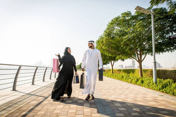 Parejas árabes citas en Dubai — Foto de Stock