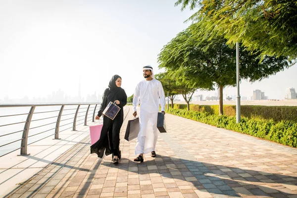 Encontros de casal árabe em Dubai — Fotografia de Stock