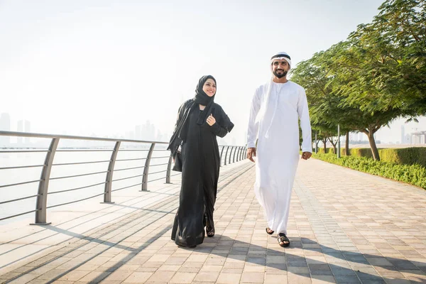 Arabic couple dating in Dubai — 图库照片