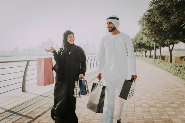 Arabic couple dating in Dubai — 스톡 사진