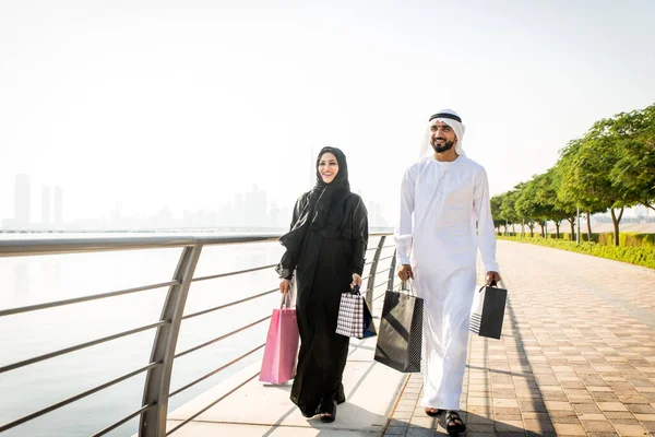 Arabic couple dating in Dubai — Stockfoto