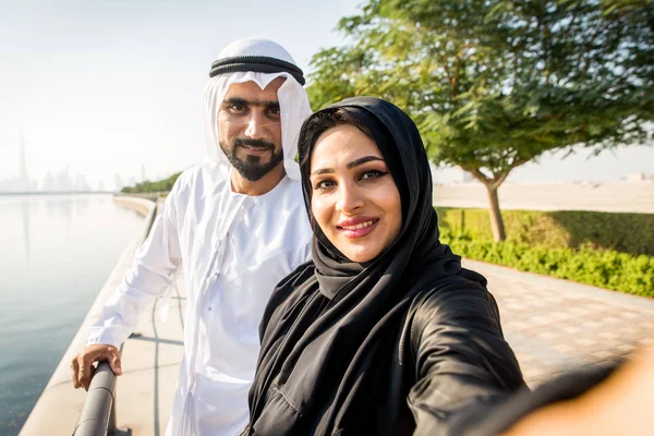 Arabic couple dating in Dubai — 图库照片