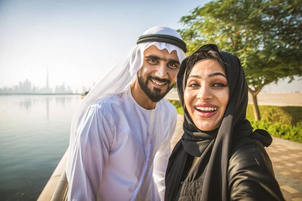 Arabský pár datující v Dubaji — Stock fotografie