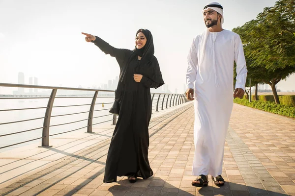 Encontros de casal árabe em Dubai — Fotografia de Stock