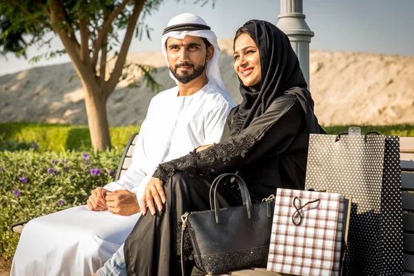 Parejas árabes citas en Dubai — Foto de Stock