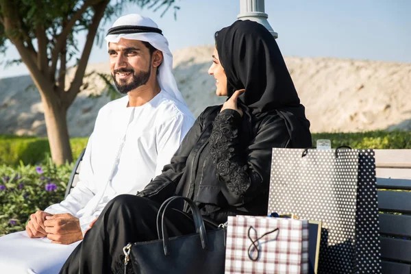 Parejas árabes citas en Dubai — Foto de Stock