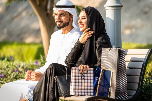 Parejas árabes citas en Dubai — Foto de Stock