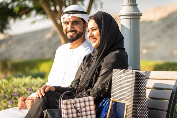 Арабская пара, встречающаяся в Дубае — стоковое фото