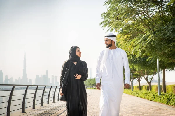 Arabic couple dating in Dubai — Stockfoto