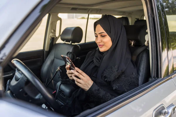 Mujer árabe conduciendo en un coche — Foto de Stock