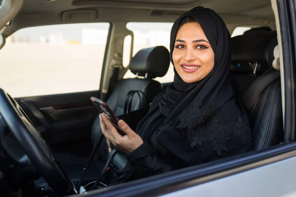 Mujer árabe conduciendo en un coche — Foto de Stock