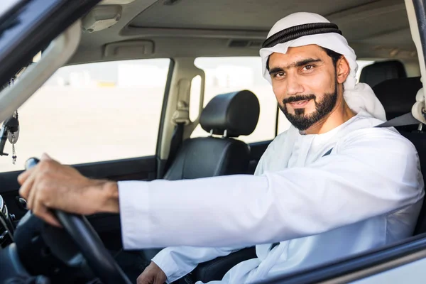 Homem árabe dirigindo em um carro — Fotografia de Stock