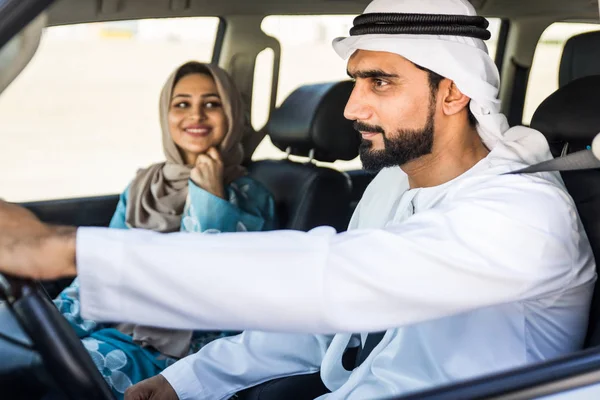 Casal árabe dirigindo em um carro — Fotografia de Stock