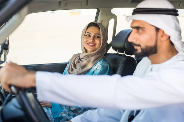 Casal árabe dirigindo em um carro — Fotografia de Stock