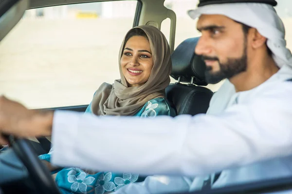 Casal árabe dirigindo em um carro — Fotografia de Stock