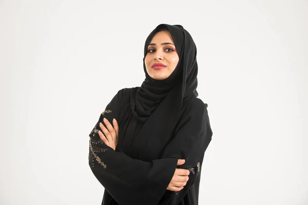 Mulher árabe com abaya no estúdio — Fotografia de Stock