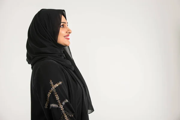 Mulher árabe com abaya no estúdio — Fotografia de Stock