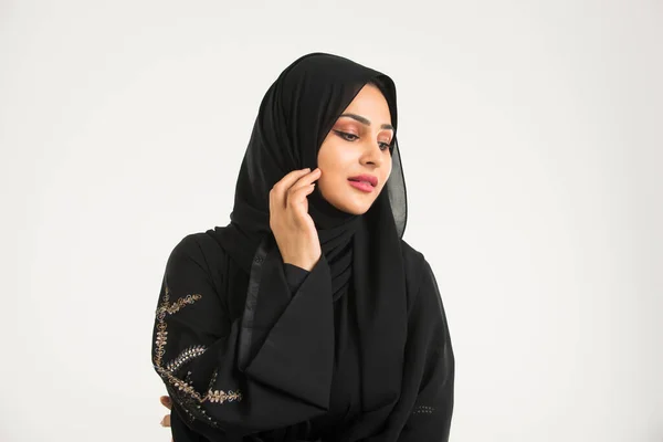 Mulher árabe com abaya no estúdio — Fotografia de Stock