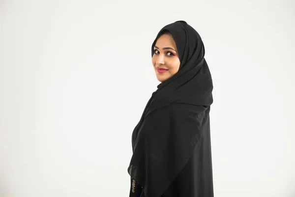 Donna araba con abaya in studio — Foto Stock