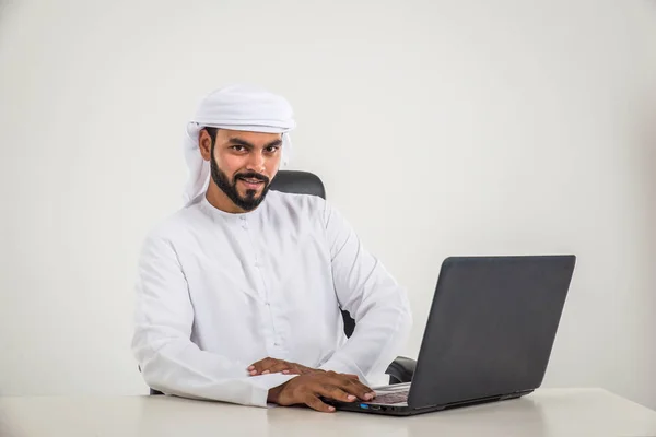 Emirate lassen Menschen im Studio arbeiten — Stockfoto