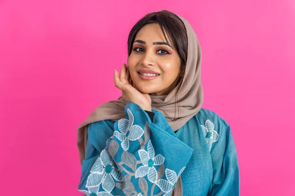 Arabische vrouw met abaya in studio — Stockfoto