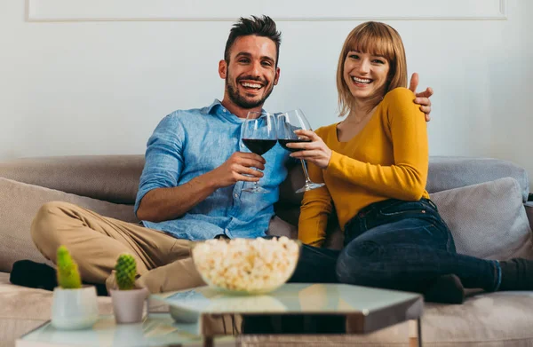 Casal jovem passar tempo juntos em casa. Homem e mulher sitti — Fotografia de Stock