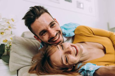 Genç çift evde birlikte vakit geçiriyor. Erkek ve kadın oturumu