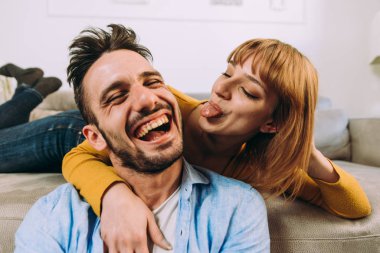 Genç çift evde birlikte vakit geçiriyor. Erkek ve kadın oturumu