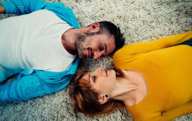 Genç çift evde birlikte vakit geçiriyor. Kadın ve erkek yalan söylüyor.