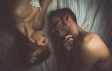 Genç çift yatakta dinleniyor ve eğleniyor.. 