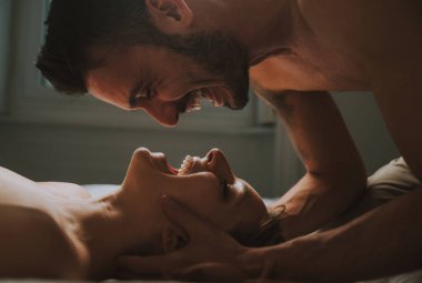 Genç çift yatakta dinleniyor ve eğleniyor.. 