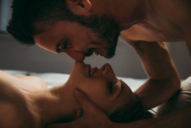 Genç çift yatakta dinleniyor ve eğleniyor.. 