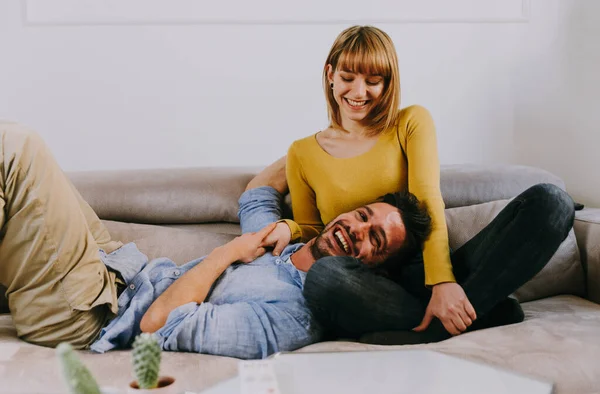 Pareja joven pasando tiempo juntos en casa. Hombre y mujer sitti — Foto de Stock