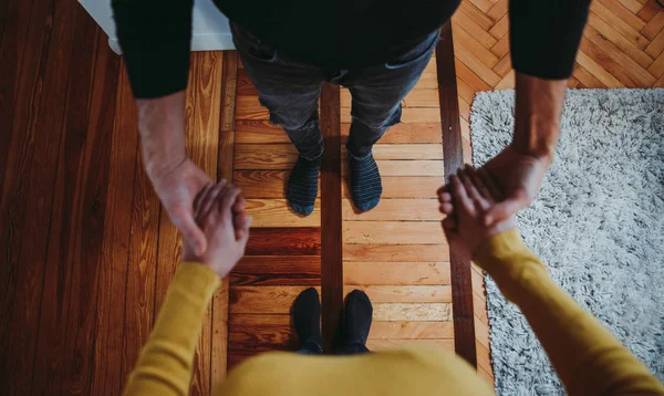 Casal dançando na sala de estar, pontos de vista de cima para a direita — Fotografia de Stock