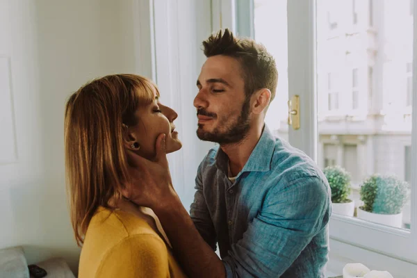 若い夫婦は家で一緒に時間を過ごす。男と女のキス — ストック写真