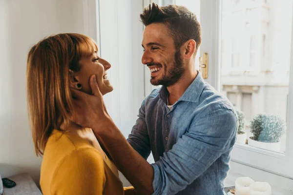 Casal jovem passar tempo juntos em casa. Homem e mulher kissi — Fotografia de Stock