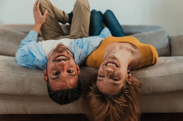Jong stel brengt tijd samen door thuis. Man en vrouw sitti — Stockfoto