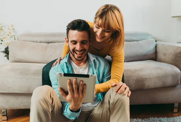 Pareja joven pasando tiempo juntos en casa. Hombre y mujer sitti — Foto de Stock