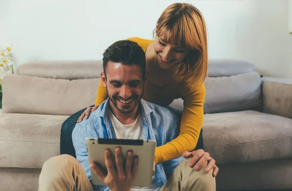 Pareja joven pasando tiempo juntos en casa. Hombre y mujer sitti — Foto de Stock