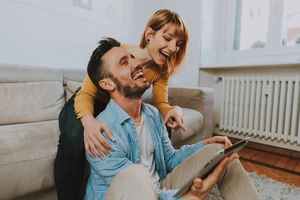 Pareja joven pasando tiempo juntos en casa. Hombre y mujer sitti — Foto de Stock