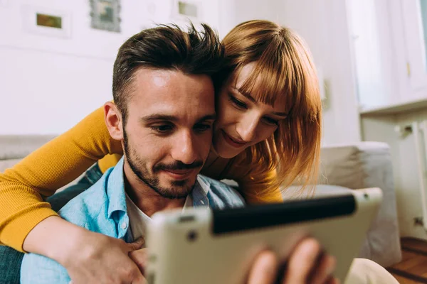 Pareja joven pasando tiempo juntos en casa. Hombre y mujer sitti — Foto de Stock