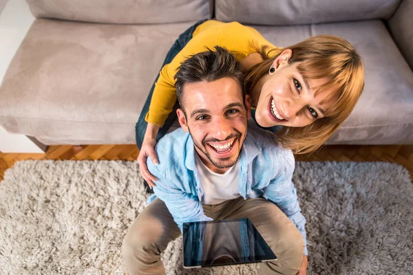 Casal jovem passar tempo juntos em casa. Homem e mulher sitti — Fotografia de Stock