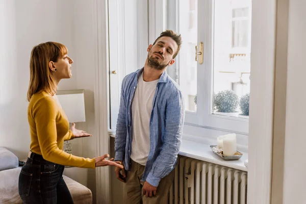 Casal lutando em casa. Argumento entre homem e mulher, família pro — Fotografia de Stock